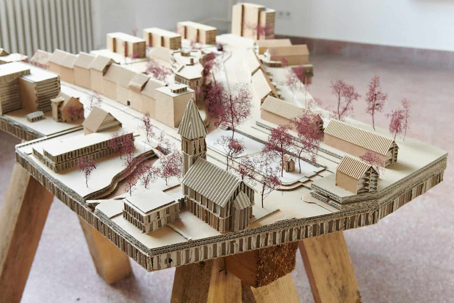 Foto: Detailaufnahme einer modellartigen Skulptur aus unterschiedlichen Materialien.