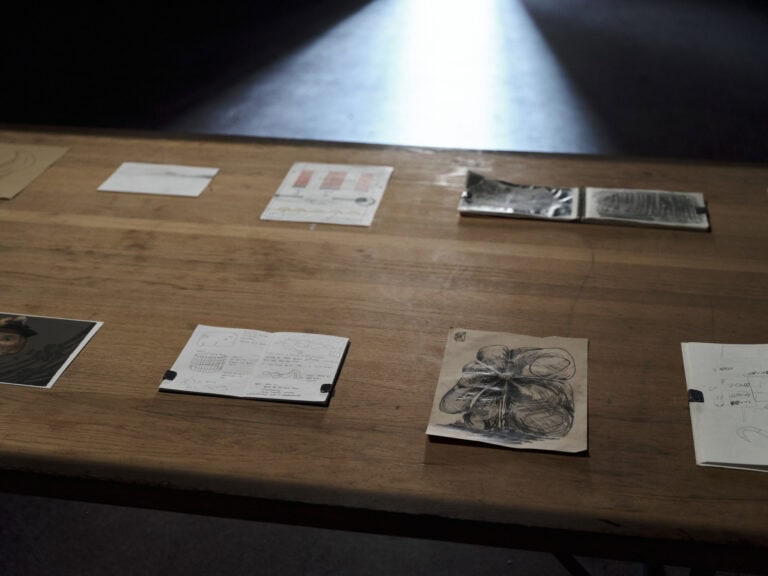 Foto: Nahaufnahme einer Platte, auf der Zeichnungen liegen.