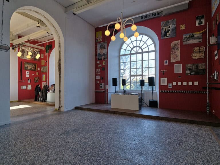 Foto: Kunstwerke in Galerieraum