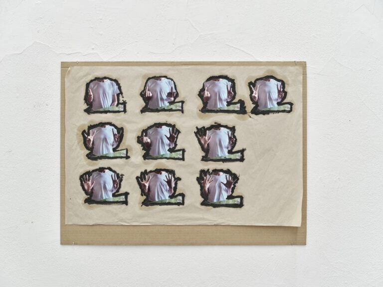 Foto: Nahaufnahme eines flachen Objektes vor einer weißen Wand.