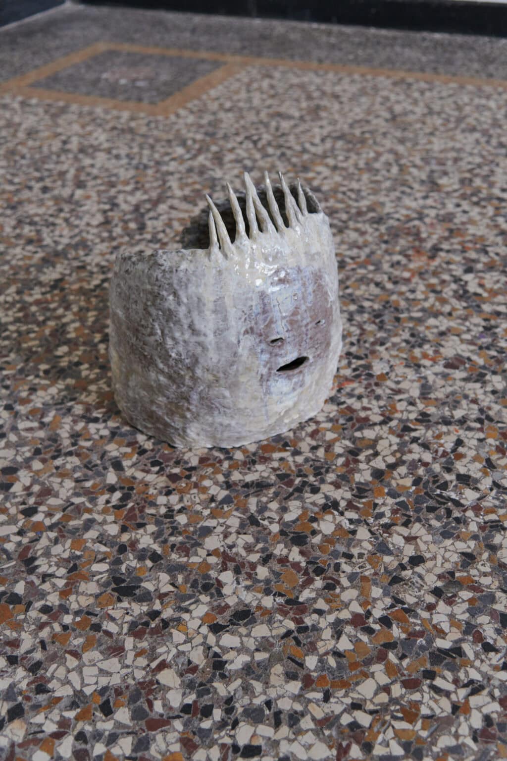 Foto: Ein Objekt auf mehrfarbigen Steinboden.