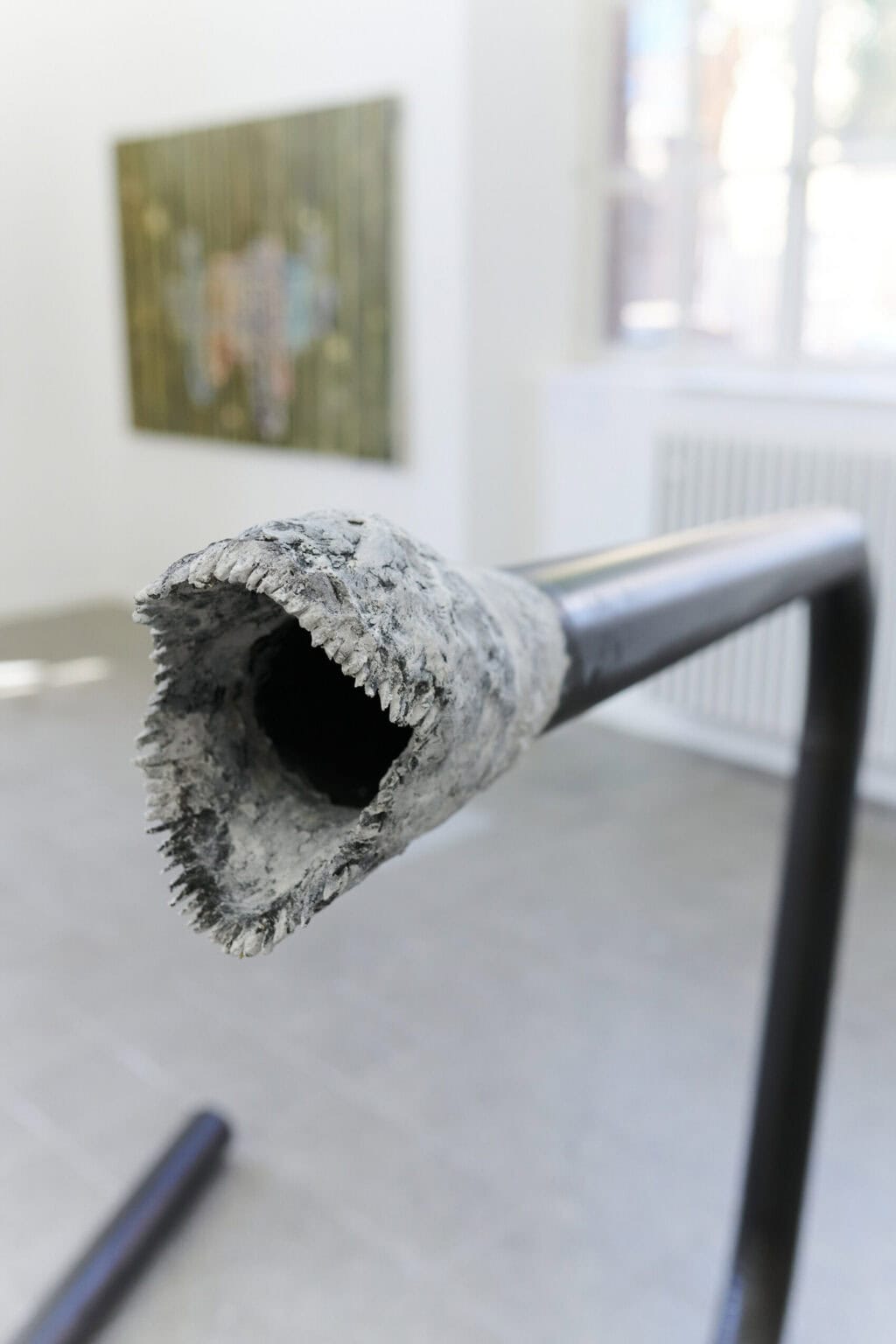 Foto: Detailaufnahme einer rohrartigen Skulptur.