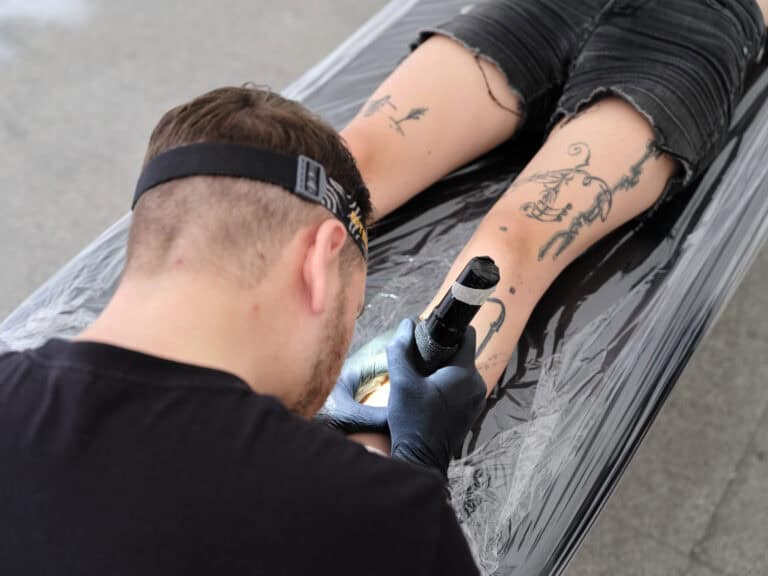 Foto: Kunstwerke in Galerieraum