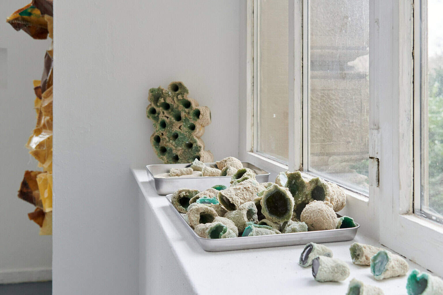 Foto: Nahaufnahme von Objekten auf einer Fensterbank.