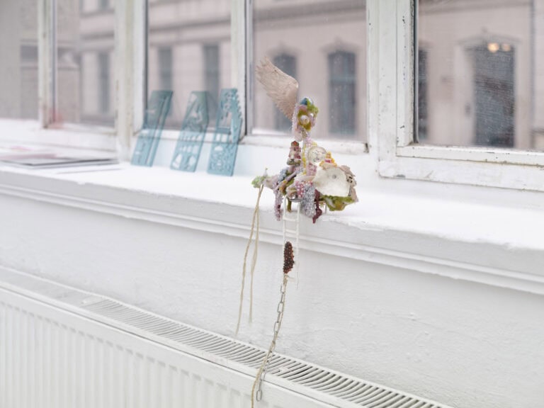 Foto: Nahaufnahme von Objekten auf einer weiß gestrichenen Fensterbank.