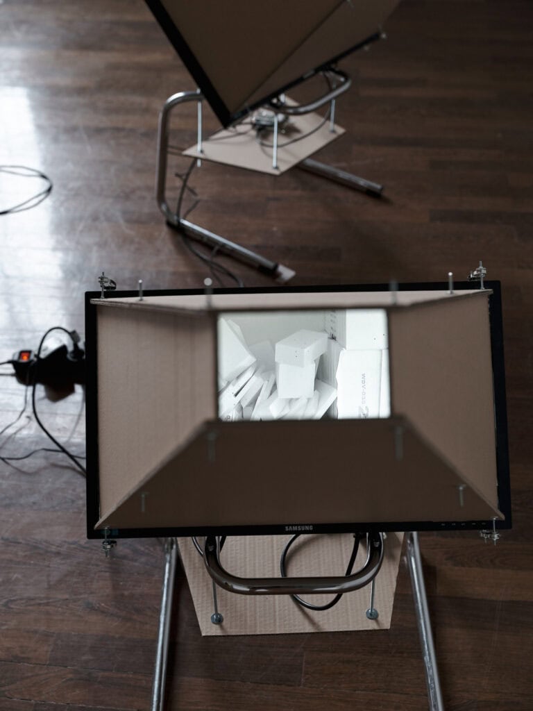 Foto: Nahaufnahme eines auf unterschiedlichen Materialien gefertigten Objektes vor braunem Boden.