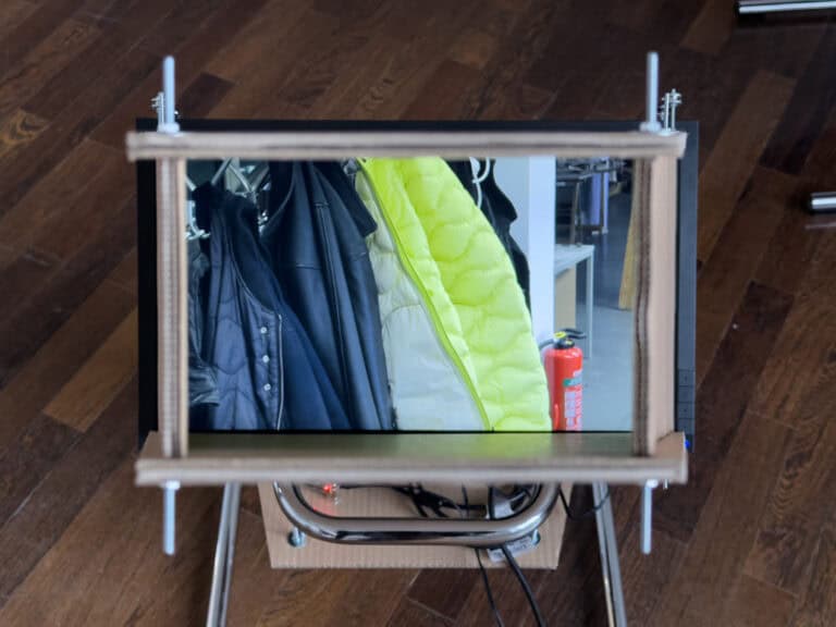 Foto: Nahaufnahme eines aus unterschiedlichen Materialien bestehenden Objektes auf braunem Boden.