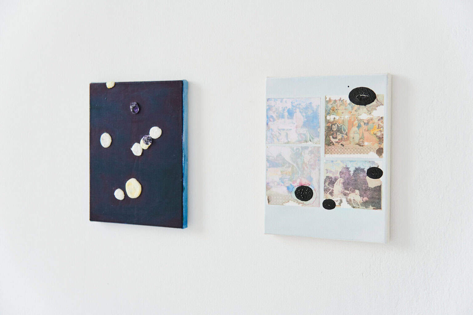 Foto: Zwei kleinformatige Leinwandarbeiten im gleichen Format, auf gleicher Höhe, vor weißer Wand.