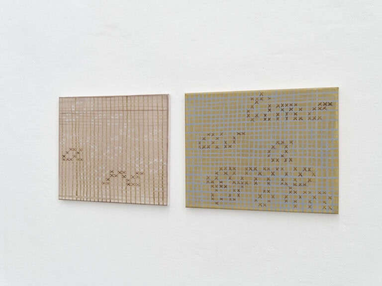 Foto: Nahaufnahme von zwei Leinwandarbeiten auf einer weißen Wand.