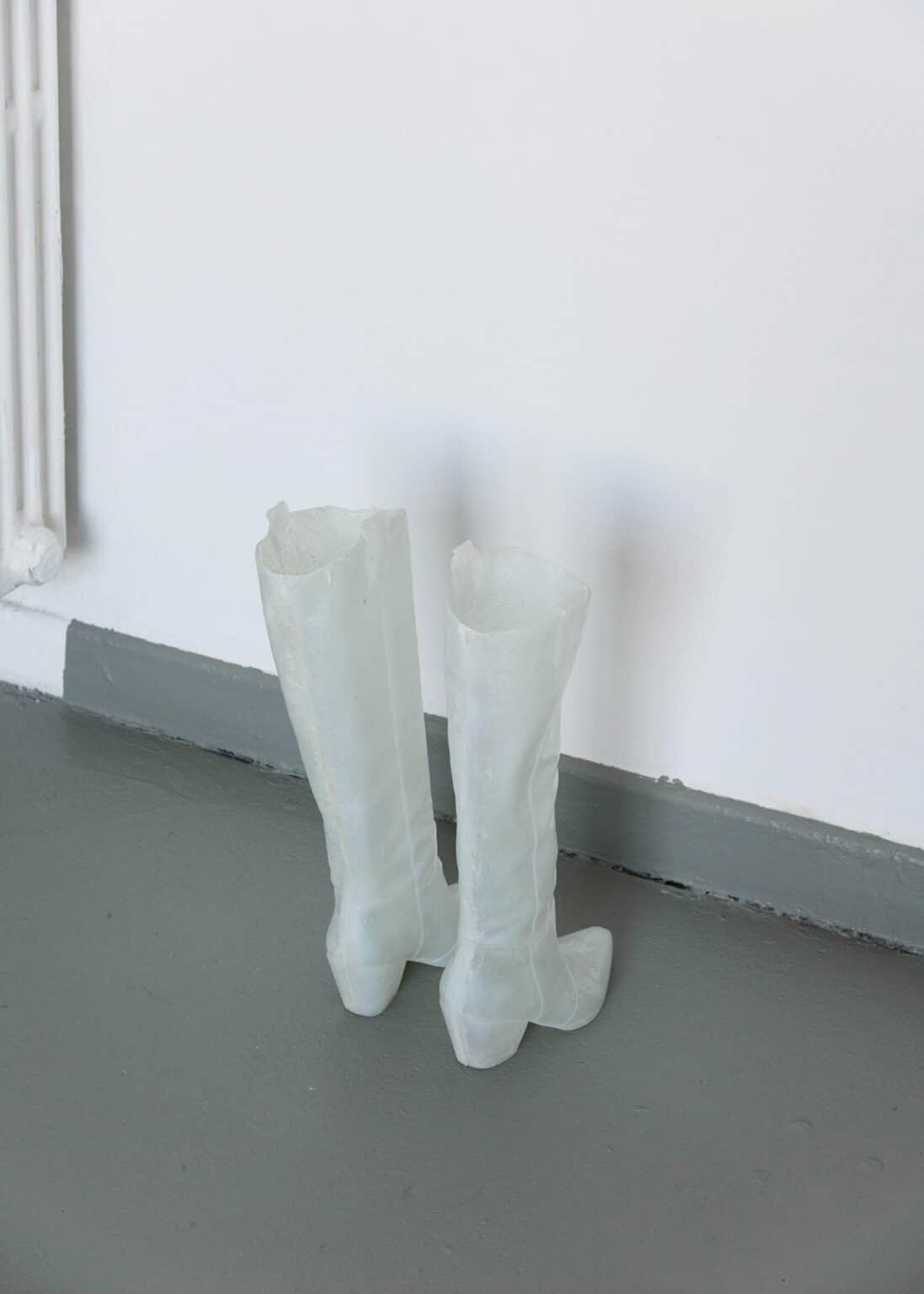 Foto: Nahaufnahme eines Objektes auf grauem Boden vor weißer Wand.