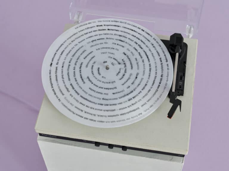 Foto: Nahaufnahme eines Objekts vor violettem Boden.