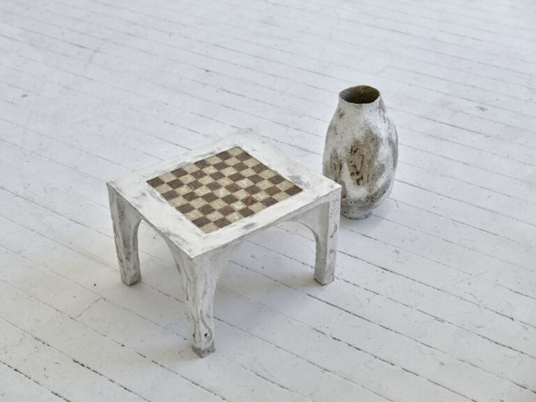 Foto: Nahaufnahme von Objekten auf einem grauen Dielenboden.