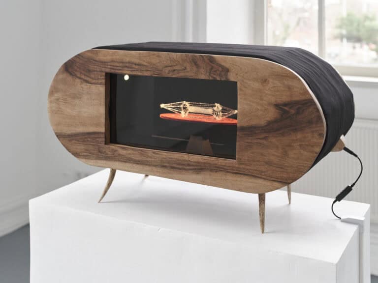 Foto: Nahaufnahme eines Objektes auf einem weißen Sockel.