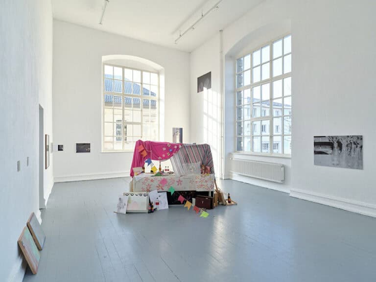 Foto: Kunstwerke in Galerieraum