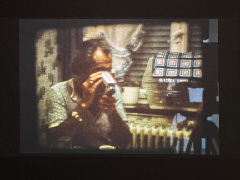 Foto: Nahaufnahme einer Projektion in einem abgedunkelten Raum.