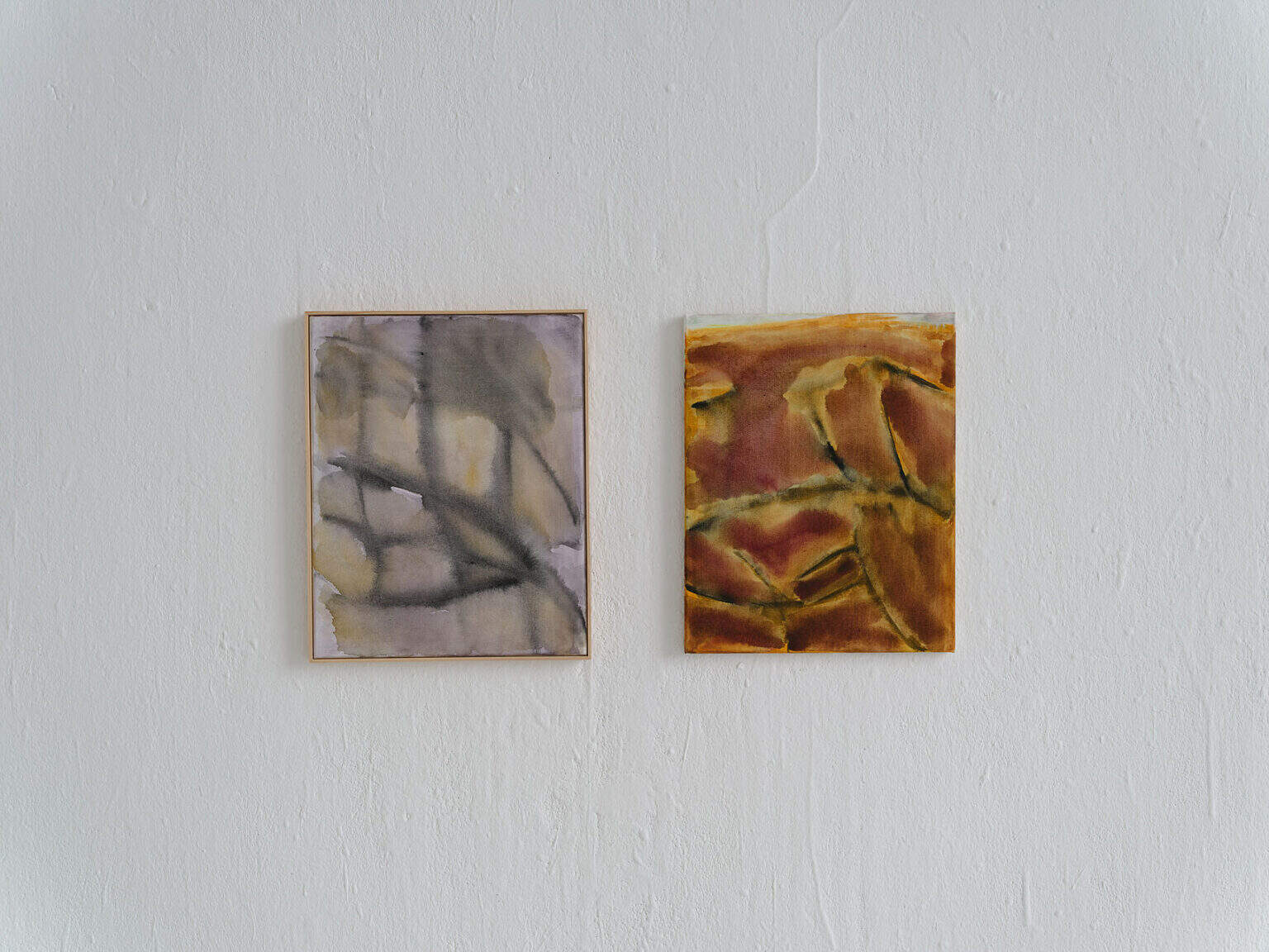 Foto: Nahaufnahme zweier kleinformatiger Leinwandarbeiten im gleichen Format vor weißer Wand.