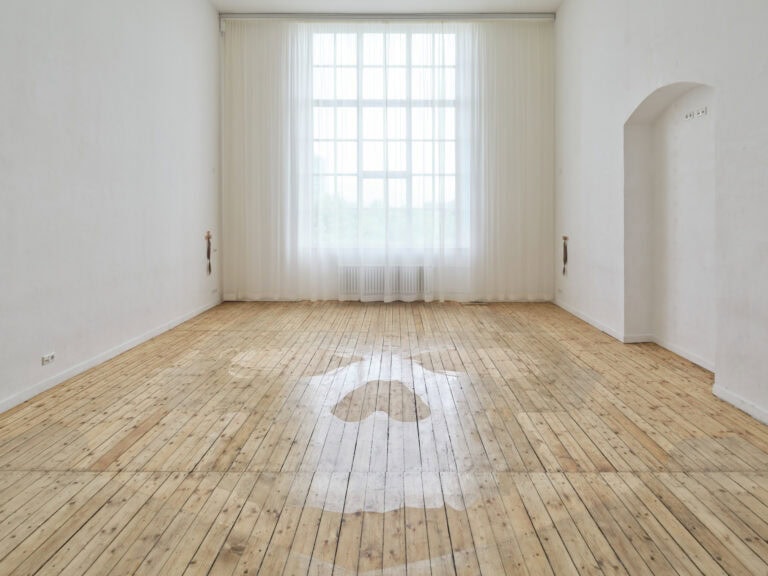 Foto: Kunstwerke in Galerieraum