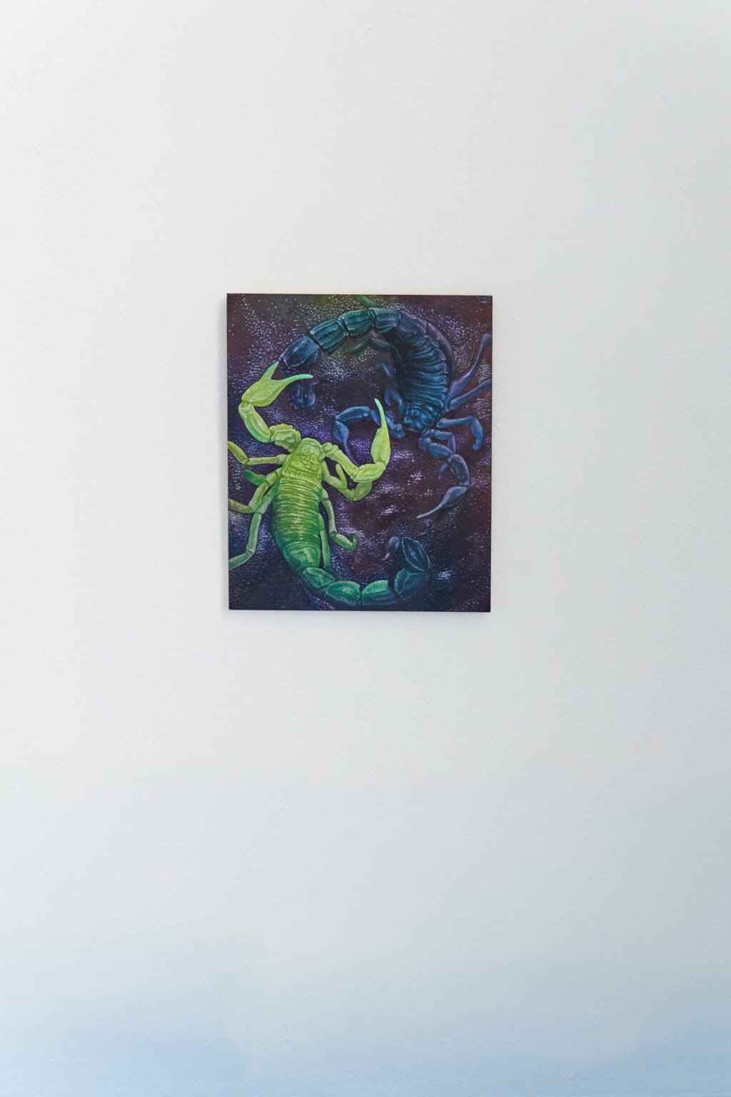 Foto: Eine Leinwandarbeit vor weißer Wand.