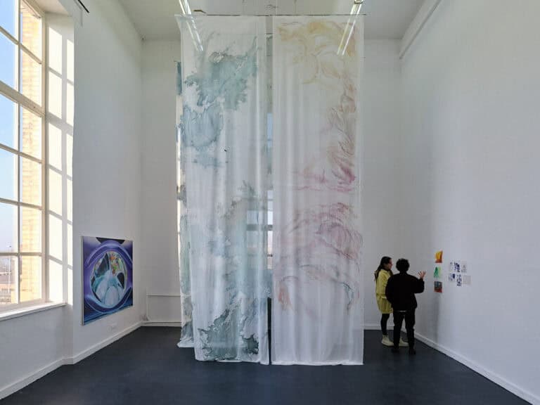 Foto: Kunstwerke in Galerieraum