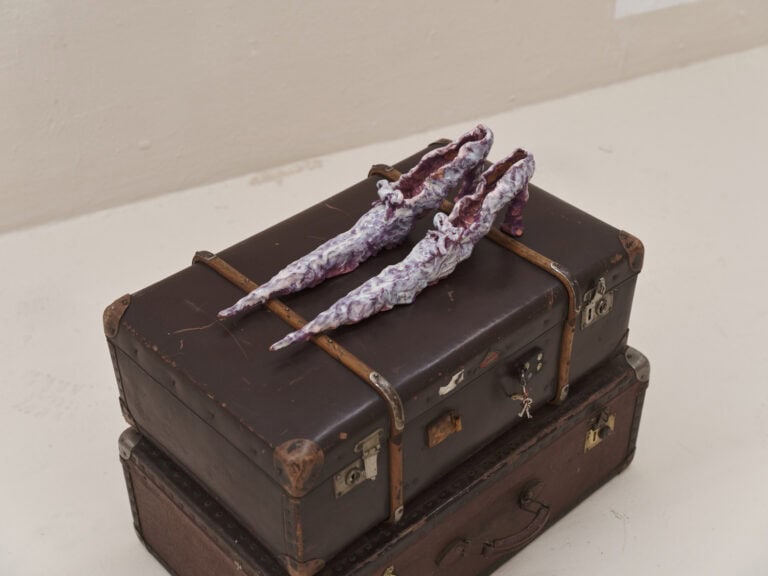 Foto: Nahaufnahme eines Objektes vor cremefarbener Wand und Boden.