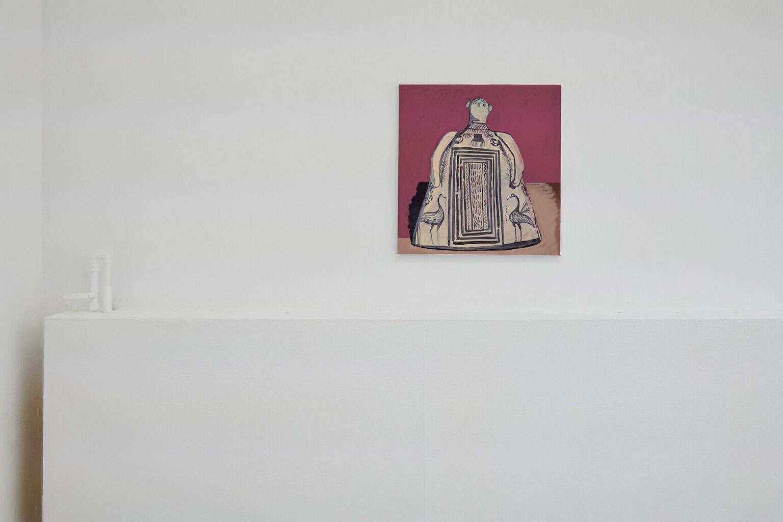 Foto: Eine weiße Wand, auf der eine kleinformarige Arbeit hängt.