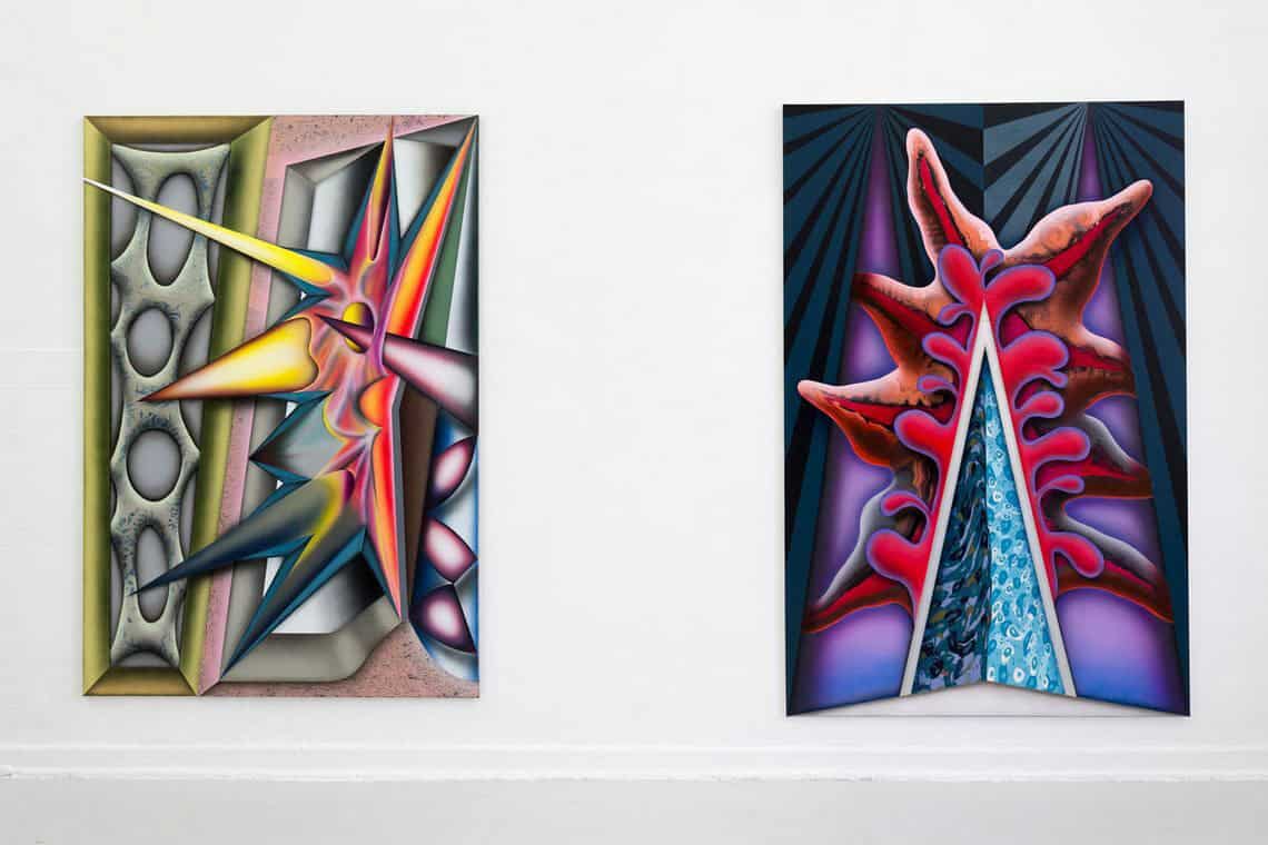 Foto: Ein Raum mit weißen Wänden und hellgrauem Boden. An den Wänden zwei Malereien in Großformaten.