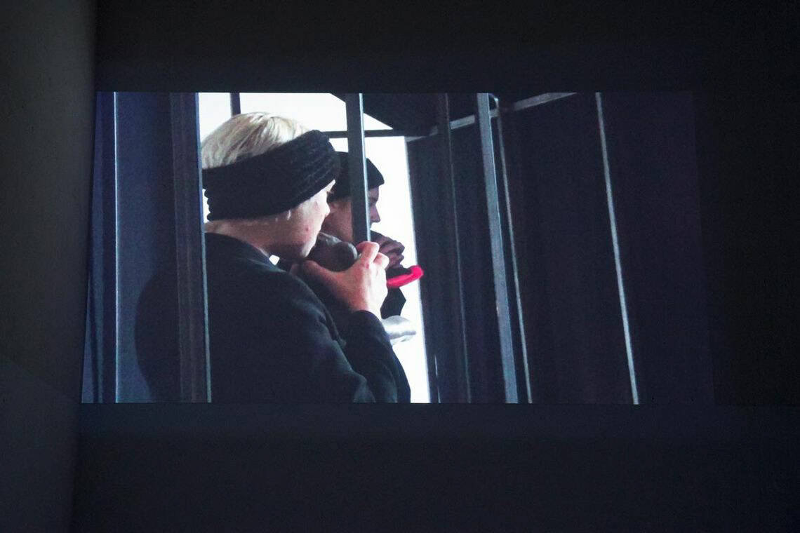 Foto: Ein abgedunkelter Raum. Darin ein großer, eingeschalteter Bildschirm.