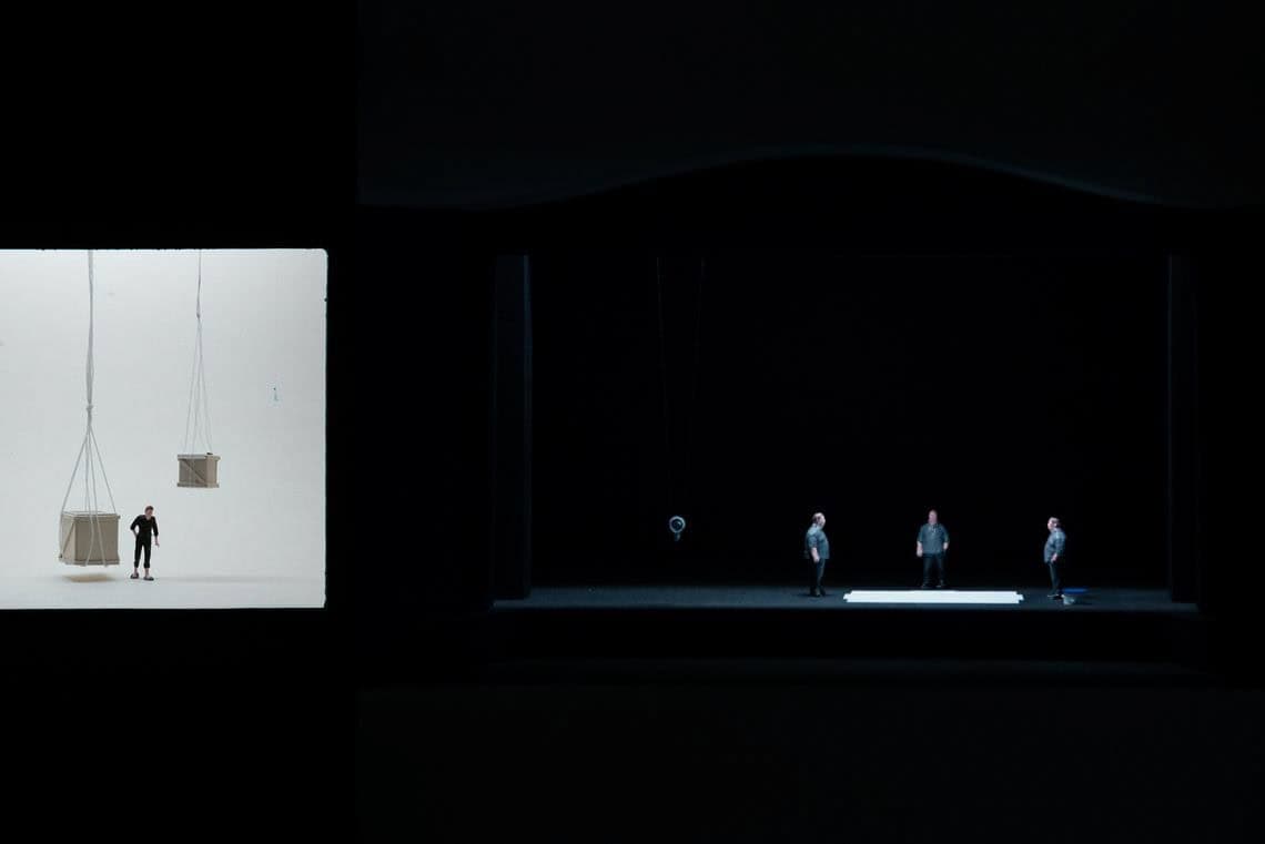 Foto: Ein abgedunkelter Raum. Im Raum zwei Projektionen.