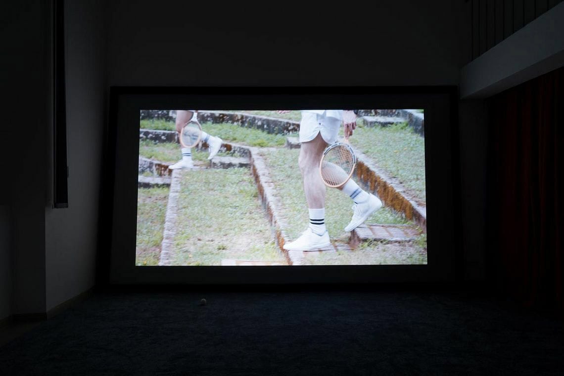 Foto: Ein Abgedunkelter Raum mit einem eingeschalteten, großen Bildschirm.