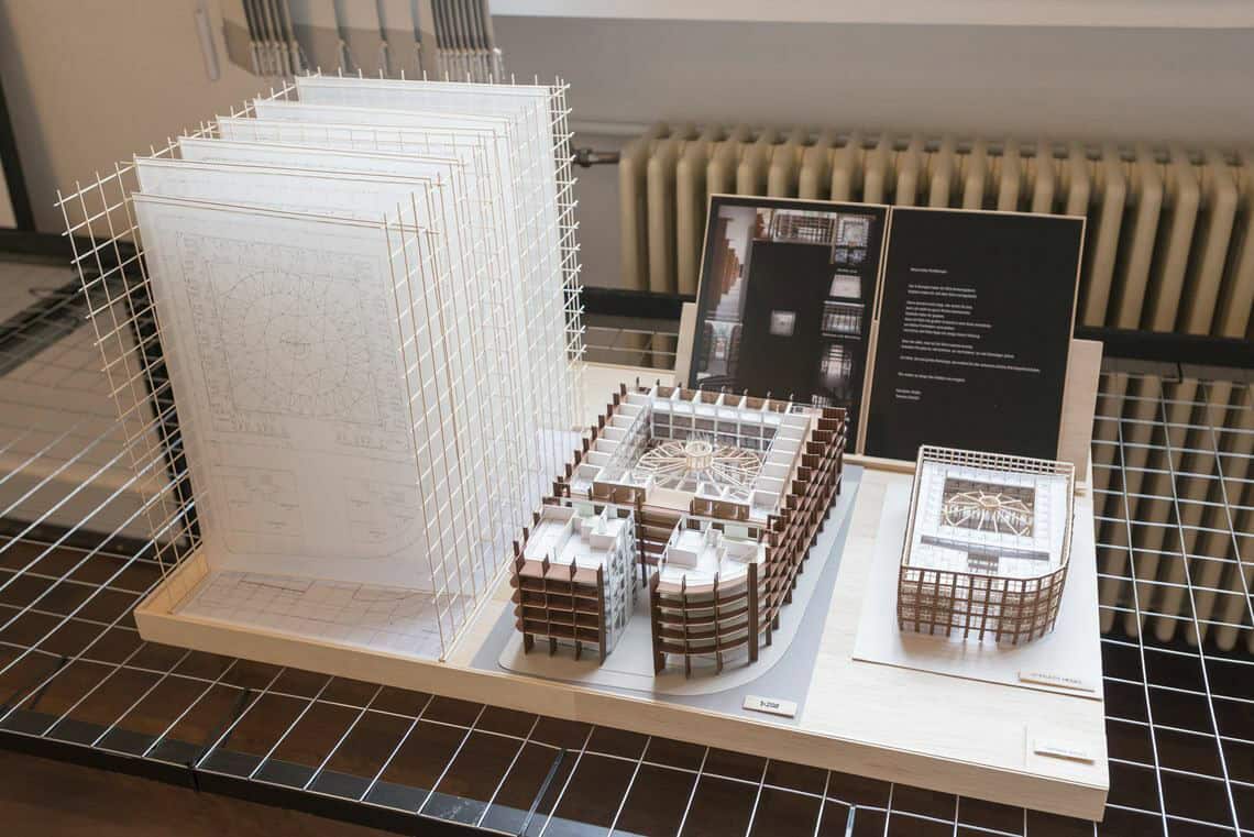 Foto: Detailaufnahme eines Arrangements von Objekten, das auf einem Gitter steht.