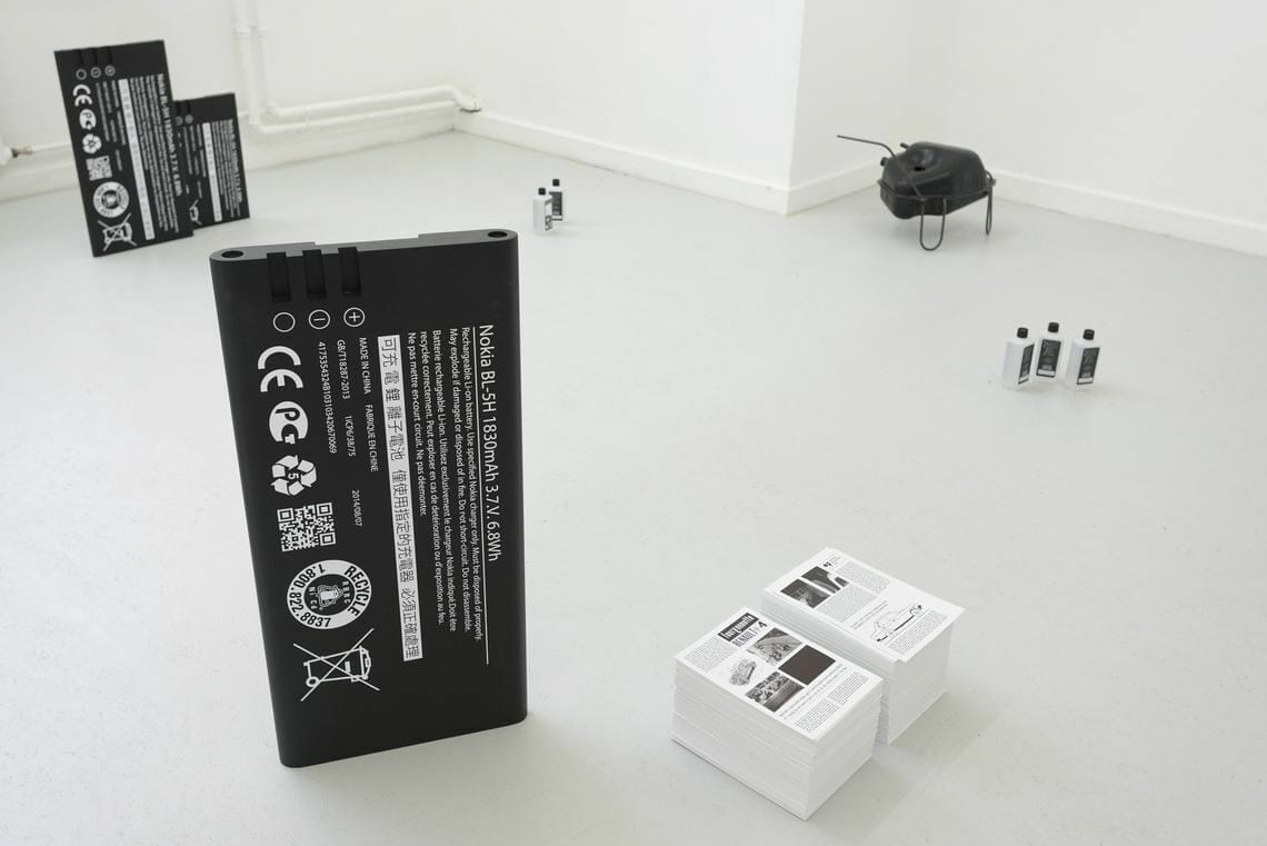 Foto: Ein Raum mit weißen Wänden und weißem Boden. Auf dem Boden steht eine Vielzahl von Objekten, alleine und in Gruppen angeordnet.