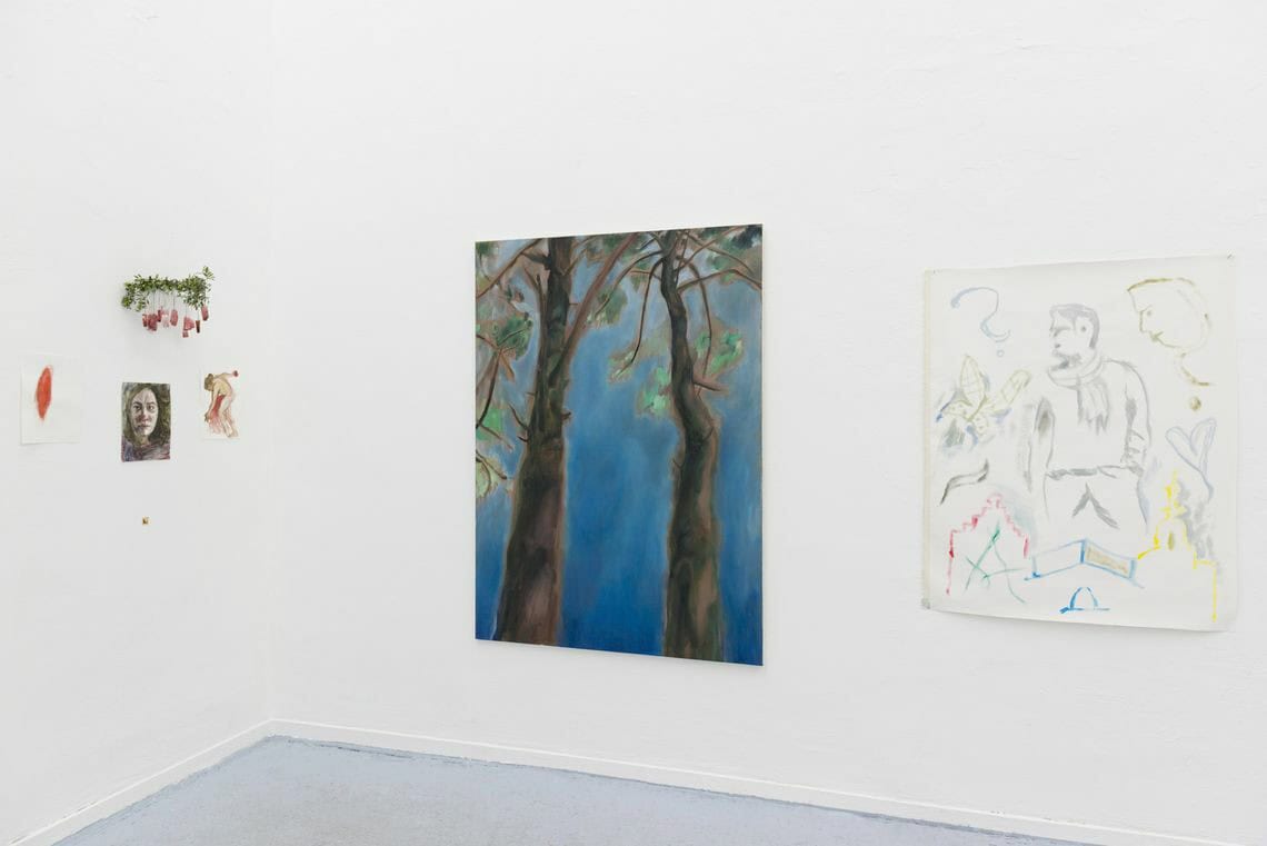 Foto: Ein Raum mit weißen Wänden und grauem Boden. An der Wand hängen Papier und Leinwandarbeiten im Klein- und Mittelformat.