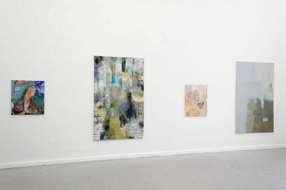 Foto: Ein Raum mit weißen Wänden und grauem Boden. An den Wänden hängen vier Leinwandarbeiten, abwechselnd im Mittel- und Großformat.
