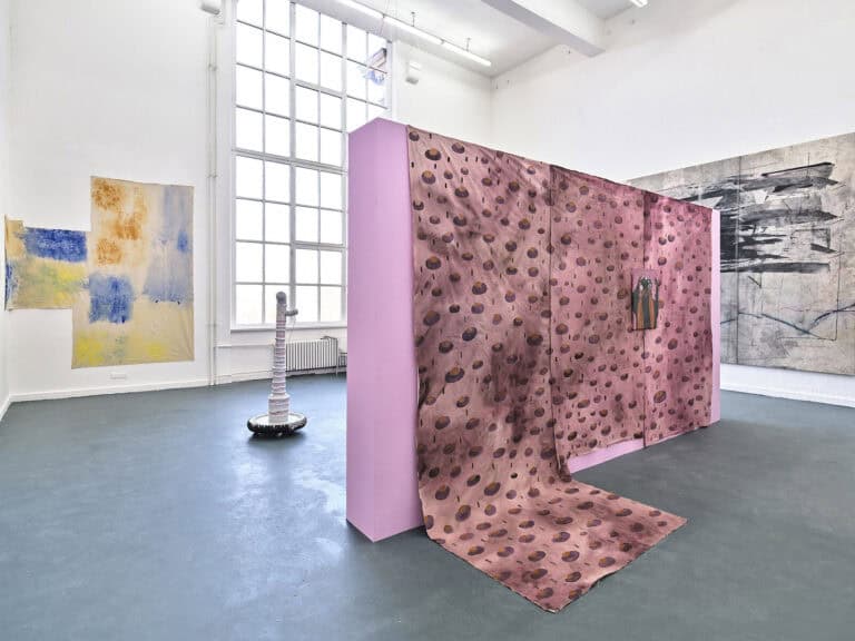 Foto: Kunstwerke in Galerieraum