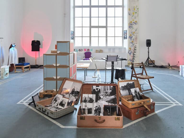 Foto: Kunstwerke in Galerieraum