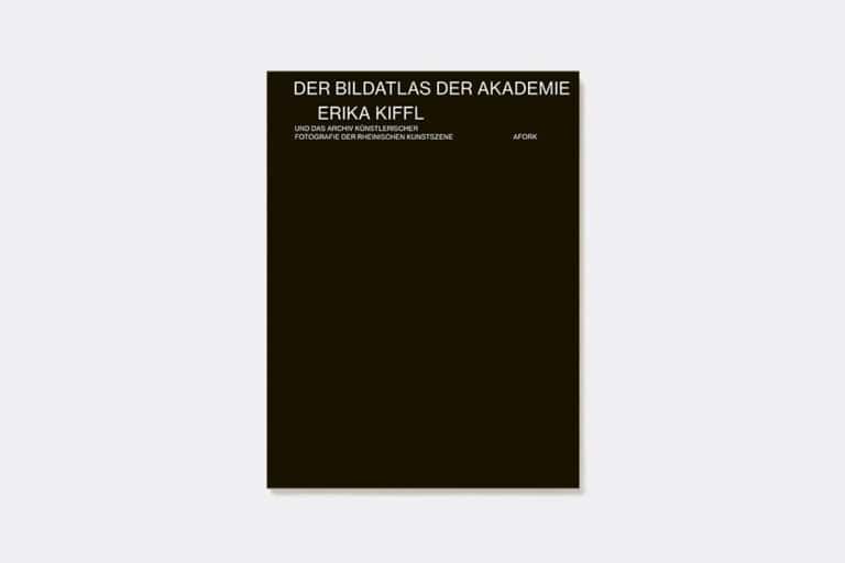 Foto: Cover eines Ausstellungskatalogs mit schwarzem Cover und weißer Schrift: "Der Bildatlas der Akademie Erika Kiffl und das Archiv künstlerischer Fotografie der Rheinischen Kunstszene, (Afork)."