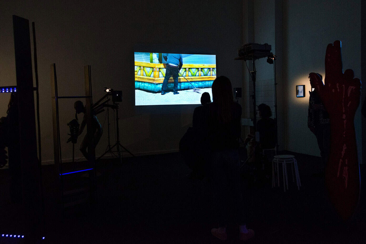 Foto: Ein abgedunkelter Raum mit einem eingeschalteten Bildschirm.